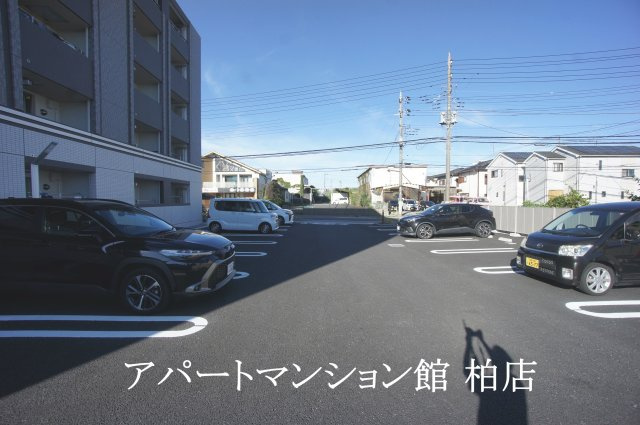 オリエンスの駐車場