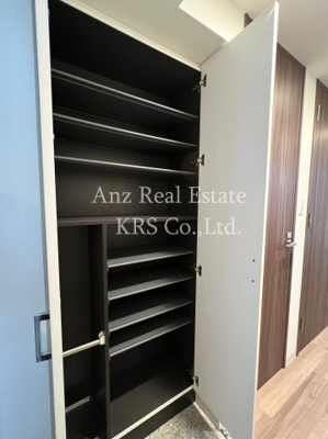 【玄関】 | プレサンス江戸堀 | 玄関には天井高まであるシューズクローゼット