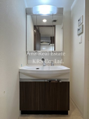 【洗面所】 | プレサンス江戸堀 | 三面鏡のシャワー付き独立洗面台☆