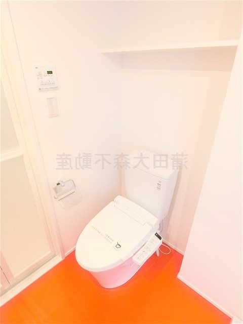 hikarium（ヒカリウムのトイレ|上部棚と温水洗浄便座付きのトイレ　