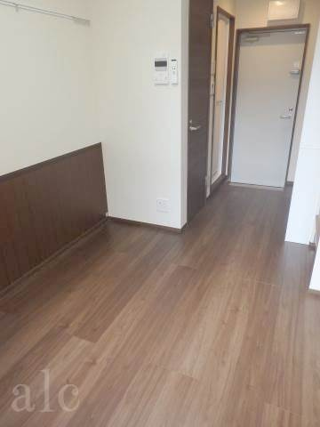 アーバンプレイス駒込Ｂの居間・リビング|落着いた色合いのフローリング