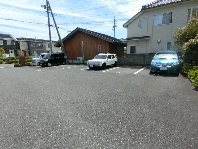 リバーポートあき B棟の駐車場