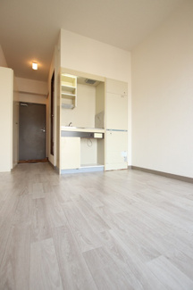明るい南東向き、6.5帖のお部屋です。