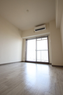 明るい南東向き、6.5帖のお部屋です。