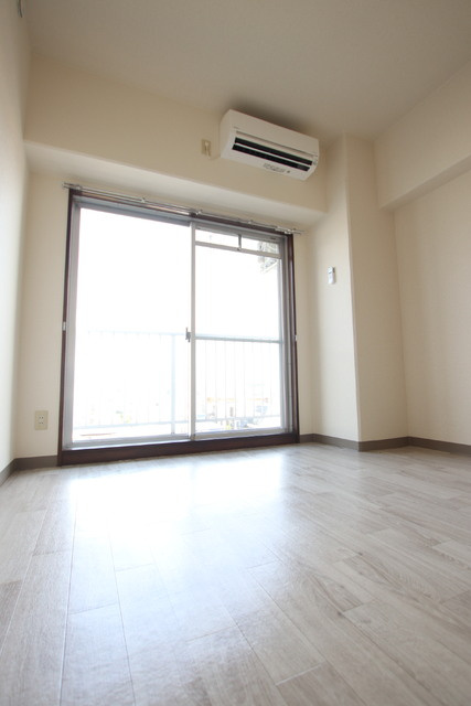 明るい南東向き、6.5帖のお部屋です。