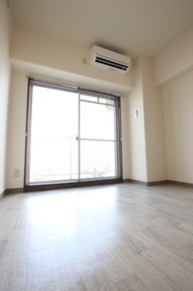 明るい南東向き、6.5帖のお部屋です。