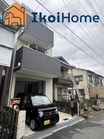 明石市鳥羽　中古戸建の駐車場|駅近ながらお車1台駐車可能です。車庫がありますので、自転車やバイクも雨で濡れず安心です。