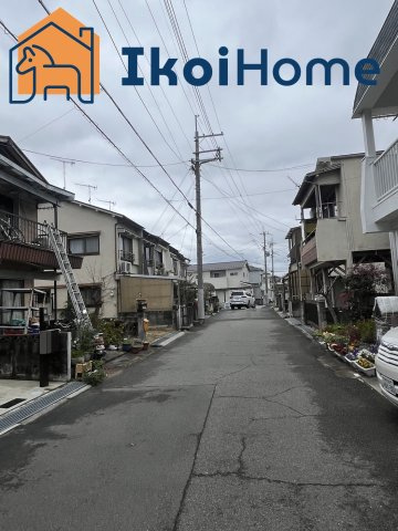 明石市鳥羽　中古戸建の前面道路含む現地写真|前面道路は幅員約6mございますので、お車の入出庫も楽に行っていただけます。