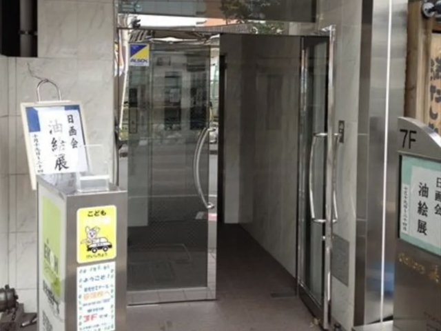 コロナビルのエントランス