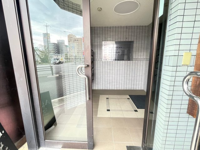 ウエスト5ビルのエントランス