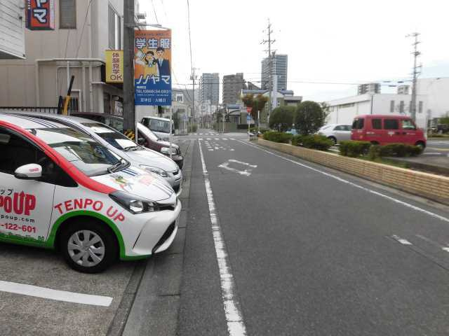 神明町 貸店舗の駐車場