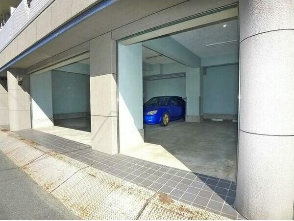 メゾン行徳の駐車場