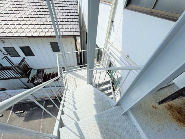 山鳴ビルのバルコニー