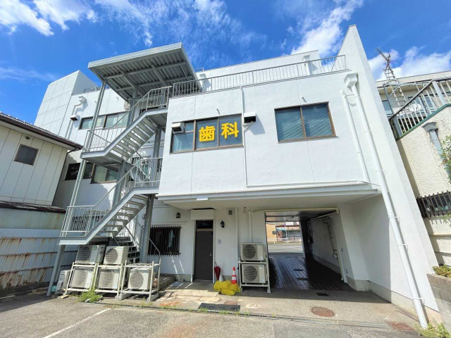 山鳴ビルの外観