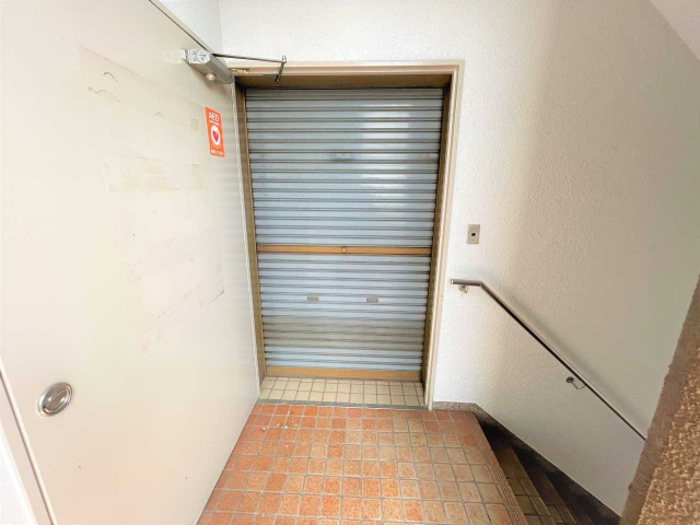 山鳴ビルの玄関