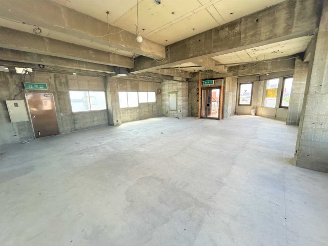 山鳴ビルのロビー