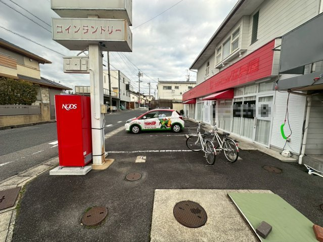 高上貸店舗の駐車場