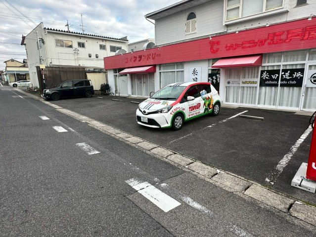 高上貸店舗の駐車場