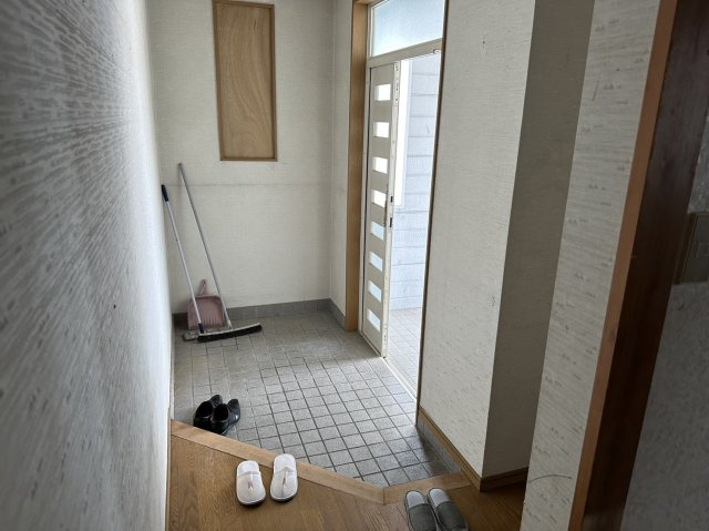 高上貸店舗の玄関