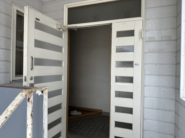 高上貸店舗の玄関