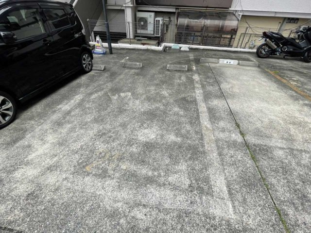 シャトー東山の駐車場