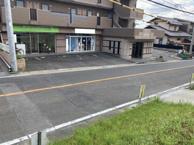 ラポール三好丘の駐車場