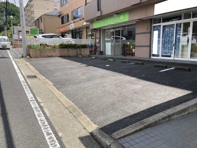 ラポール三好丘の駐車場