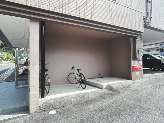 ラポール三好丘の駐車場