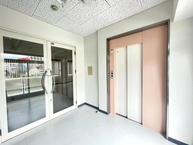 西町 KSビルのエントランス