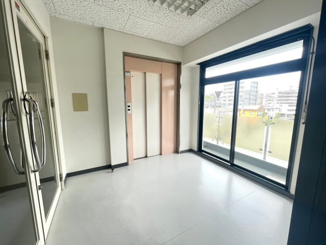 西町 KSビルのエントランス