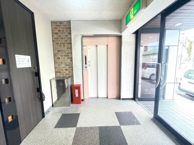 西町 KSビルのエントランス