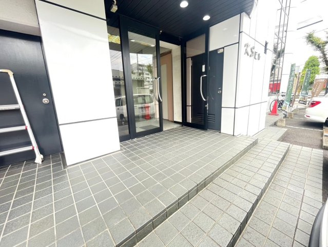 西町 KSビルのエントランス