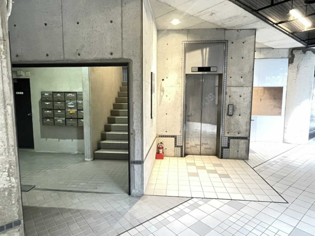 十塚 LEPUS(リーパスビル)のエントランス