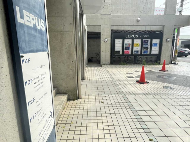 十塚 LEPUS(リーパスビル)のエントランス