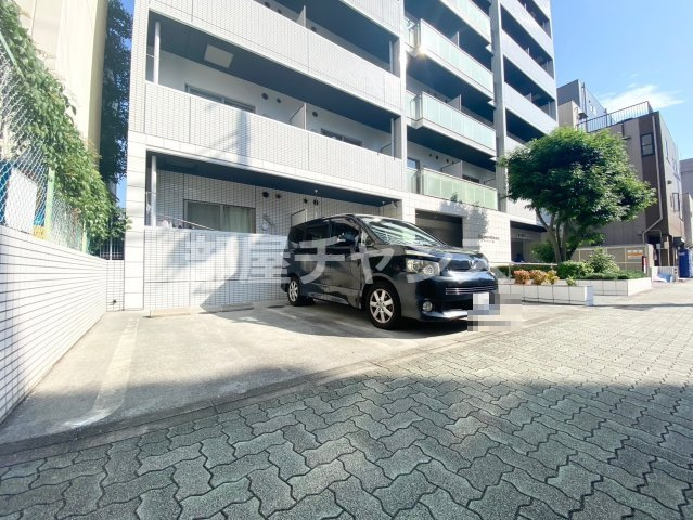 グランルージュ栄Ⅱの駐車場