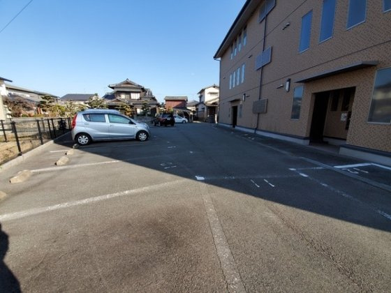 チャームビラⅡの駐車場