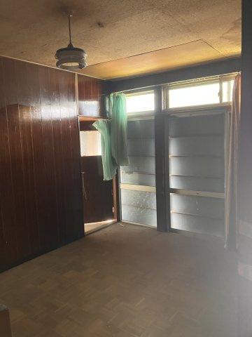 高知市東石立町の洋室|1階6帖洋室。左のドアの向こうは6帖和室に隣接する縁側です。