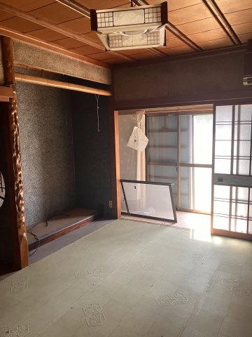 高知市東石立町の和室|1階6帖和室。奥が縁側です。