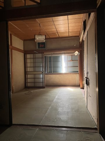 高知市東石立町の和室|2階6帖和室。奥が縁側スペースです。
