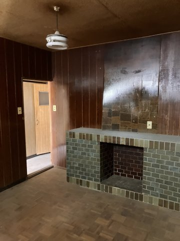 高知市東石立町の洋室|1階6帖洋室。左の引き戸の向こうは玄関へ通じる廊下です。