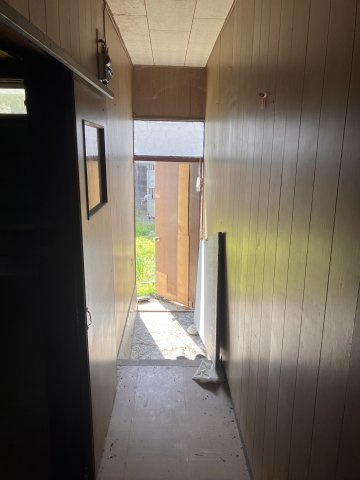 高知市東石立町のその他共用部分|奥が玄関、左手が6帖洋室です。