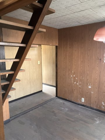 高知市東石立町のキッチン|奥の通路の先が玄関です。