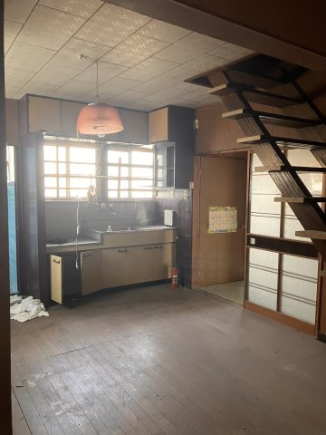 高知市東石立町のキッチン|右手が4.5帖和室になっています。