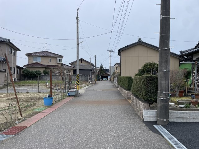 クレイドルガーデン　東区津島屋第４　全３棟の前面道路含む現地写真