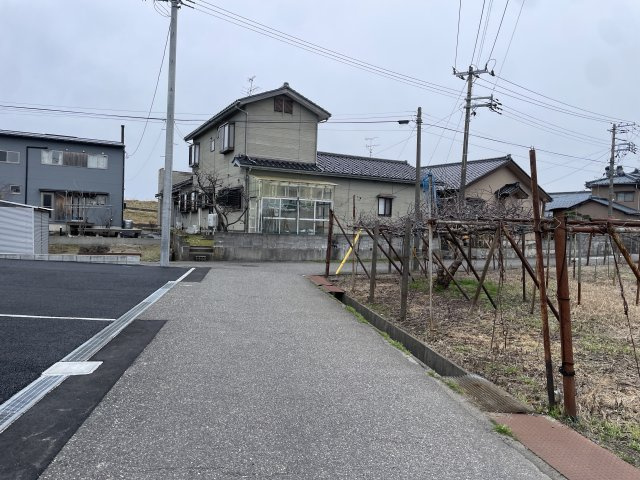 クレイドルガーデン　東区津島屋第４　全３棟の前面道路含む現地写真