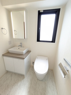 ◇14.4帖の洋室の中のトイレと洗面台◇