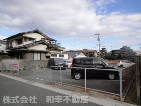 【外観】 | 建築条件無しの住宅用地です。2方向に出入り口がございますので2世帯住宅にも最適です。
2区画に分けての販売もしております。