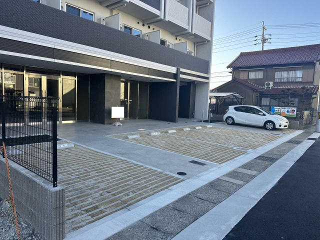 NEUA NARUMIの駐車場