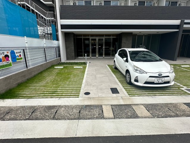 NEUA NARUMIの駐車場