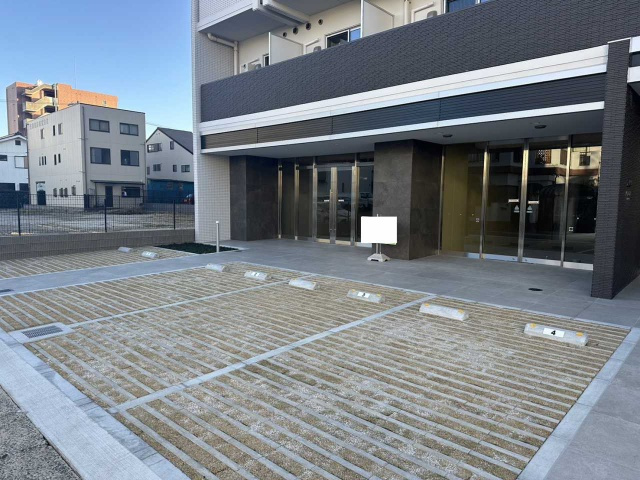 NEUA NARUMIの駐車場